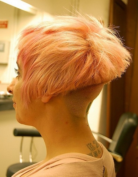 cieniowane fryzury krótkie, blond pasemka na różowych włosach, wygolony tył, uczesanie damskie zdjęcie numer 152A